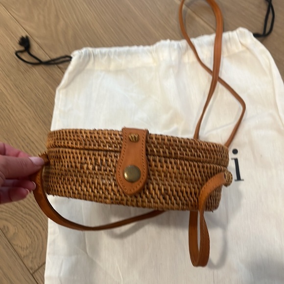 Amerii hand woven round rattan purse with snap closure - Picture 4 of 5